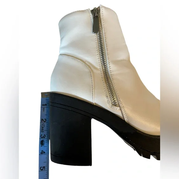 FOREVER 21 White black Platform sole ankle booties side zip up size 8 boots NWOB - Picture 2 of 7
